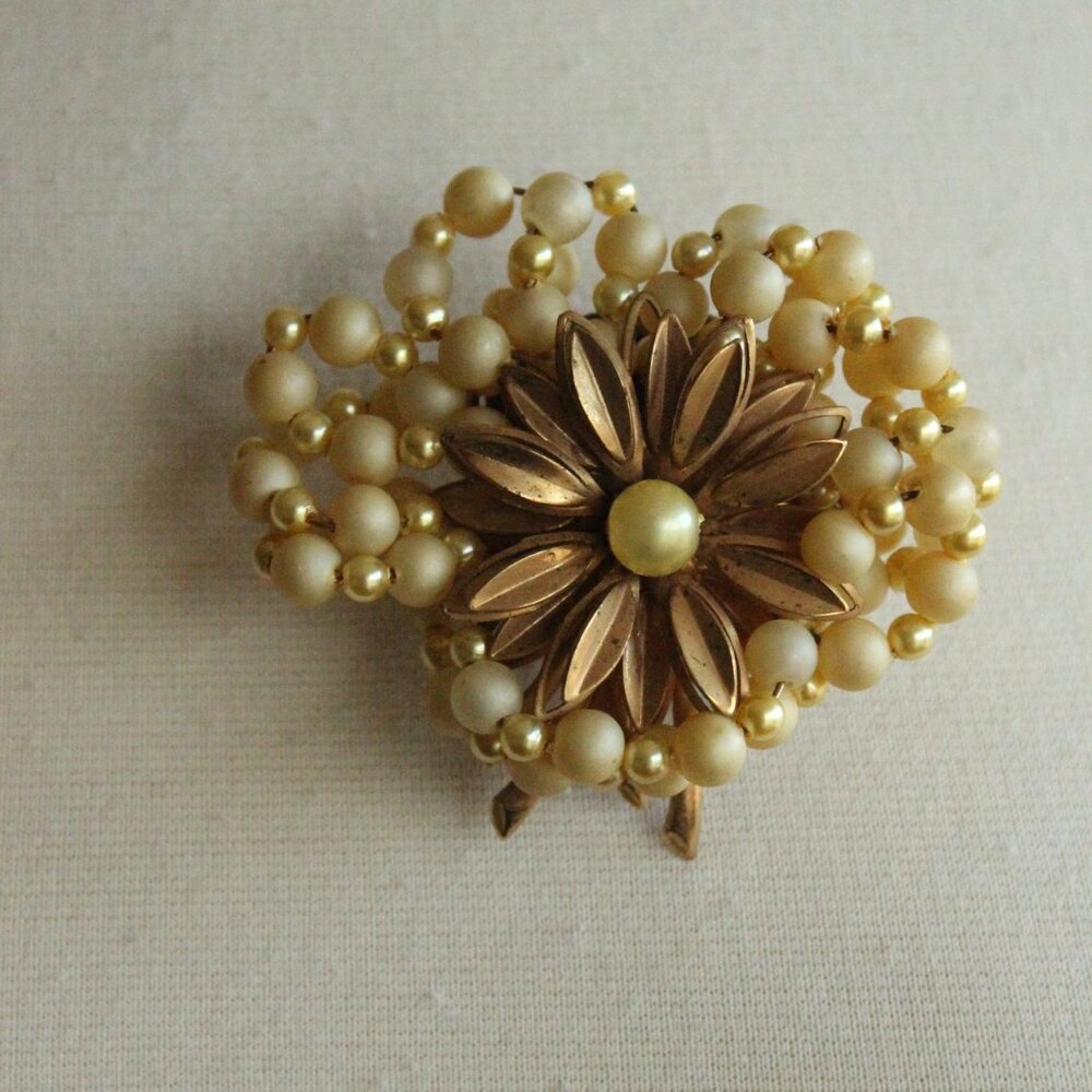 Vintage 1950s 1960s Brooch, Daisy Flower and Faux Pearl Cluster Pin Mid Century - Picture 3 of 13